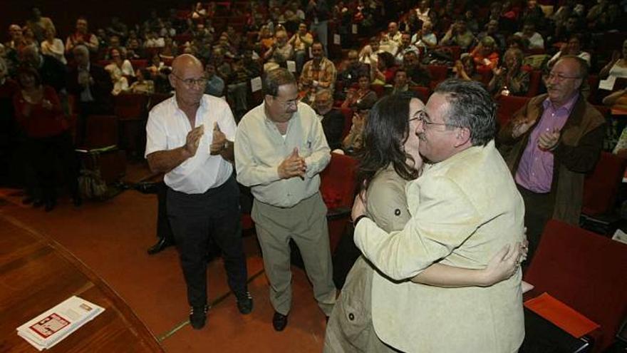 De la Casa felicita a Consuelo Navarro, que le releva en la secretaría de CC OO, con los delegados en pie aplaudiendo