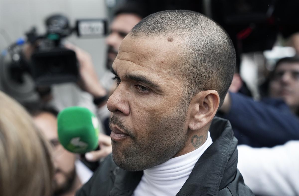 Dani Alves sale en libertat condicional tras pagar la fianza