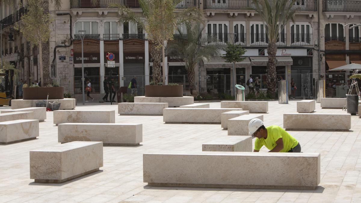 Bancos de piedra de la Plaza de la Reina