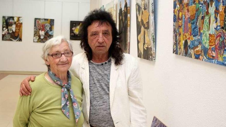 El artista estradense, con su madre, en la muestra. // Bernabé/Cris M.V.