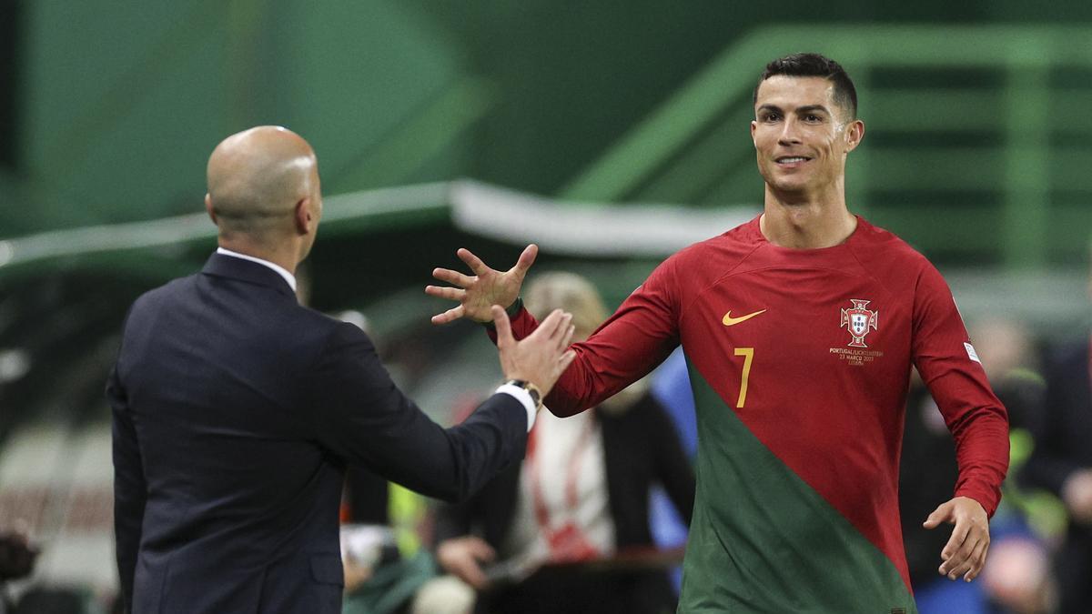 Cristiano Ronaldo, felicitado por Roberto Martínez.