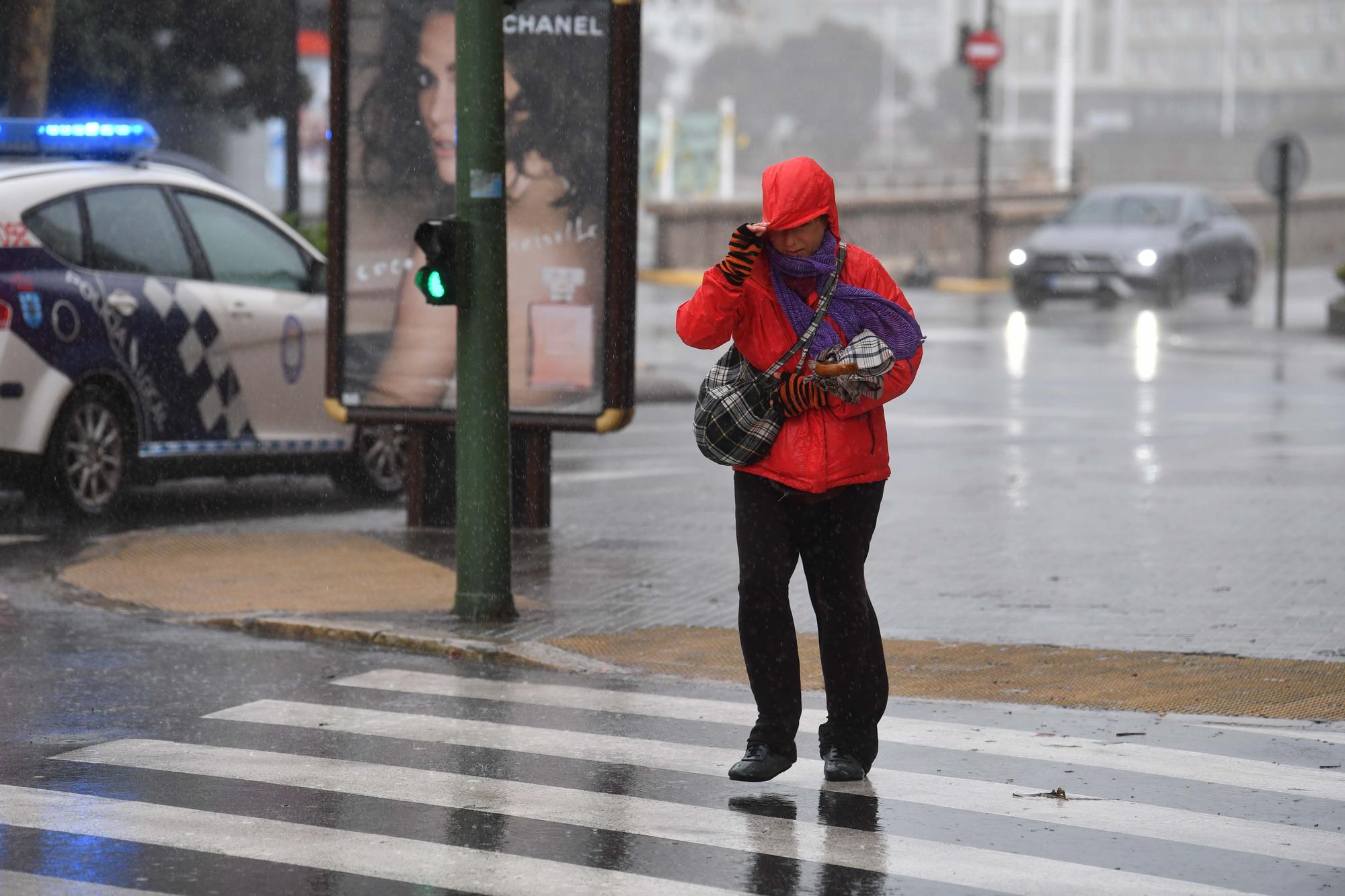 La borrasca 'Barra' deja lluvias copiosas, viento y olas a su paso por A Coruña