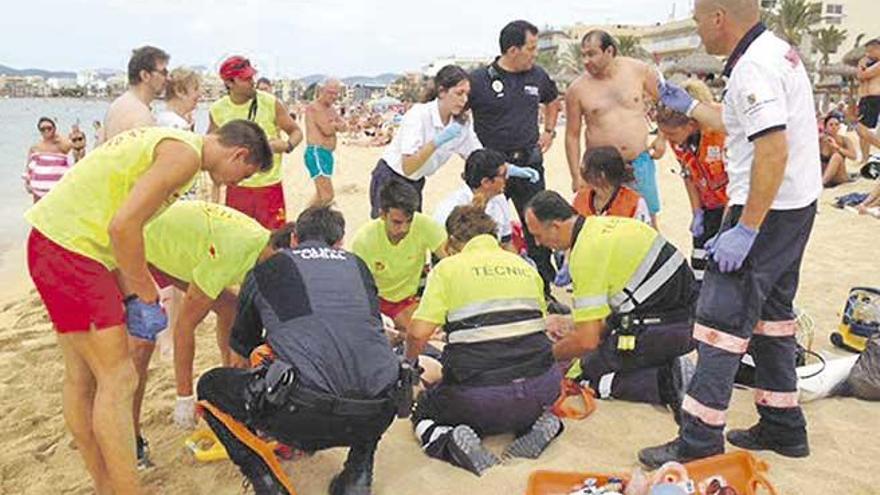 El personal sanitario reanima, ayer, a un hombre de 77 años ahogado en la Playa de Palma.