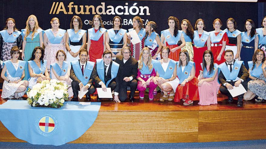 Uno de los grupos que recibieron ayer los diplomas de graduación.