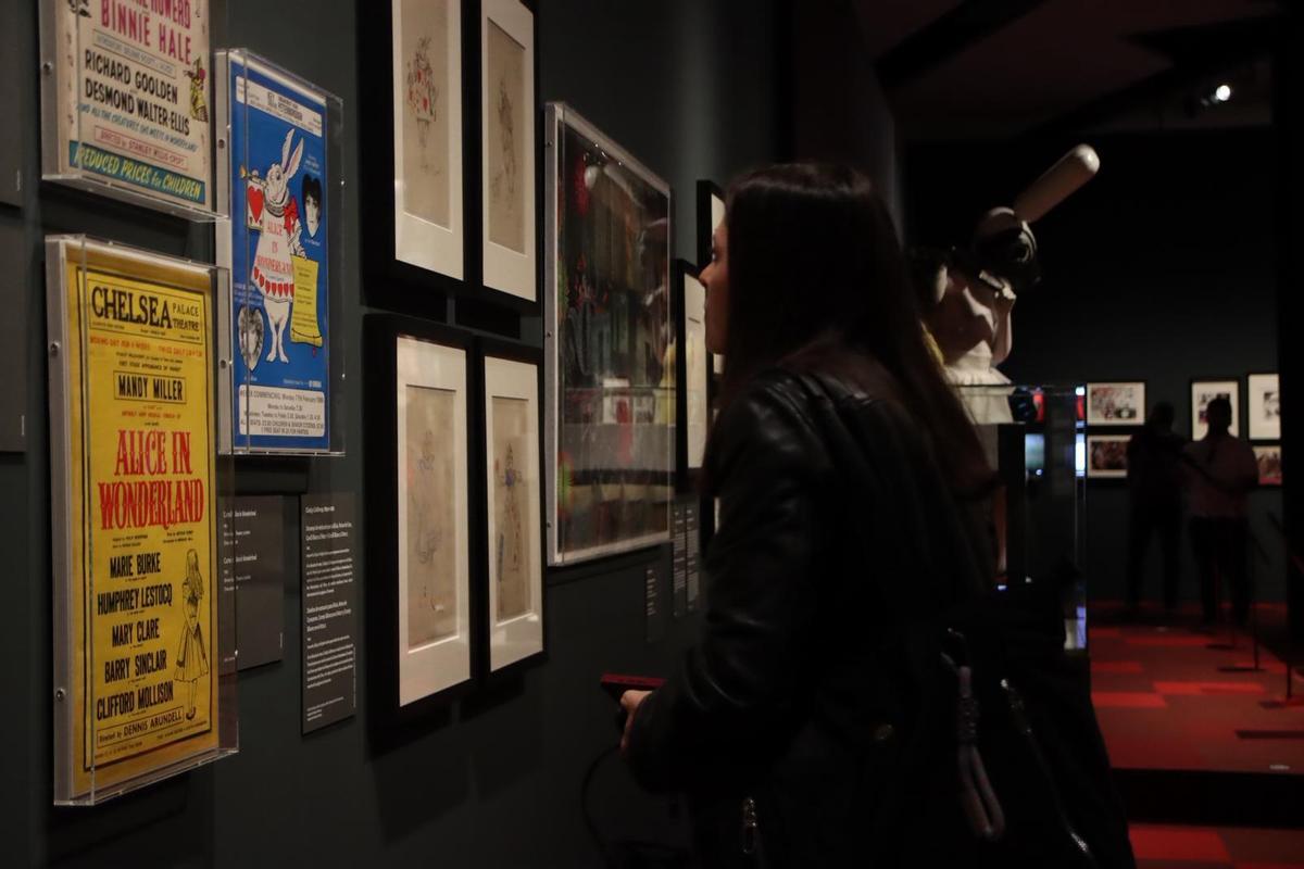 Algunos de los carteles de la exposición de Alicia en CaixaForum València.