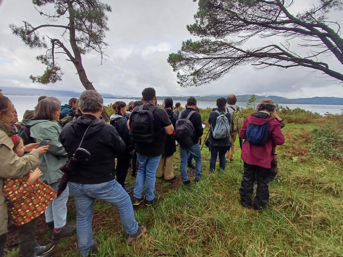 Asistentes a la visita guiada a la isla de Cortegada para disfrutar de su flora y su fauna.