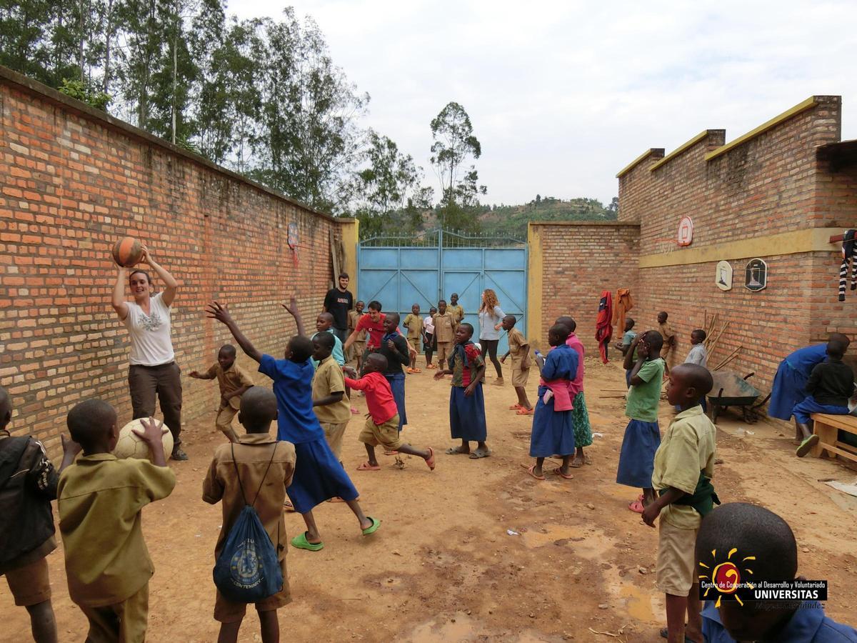 Imagen de archivo de Ana Peñalver, voluntaria del programa de la UMH en Ruanda