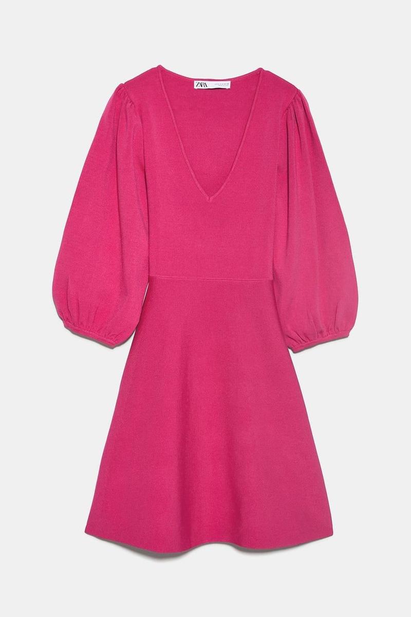 Vestido de punto con manga abullonada en fucsia de Zara. (Precio: 39,95 euros. Precio rebajado: 19,99 euros)