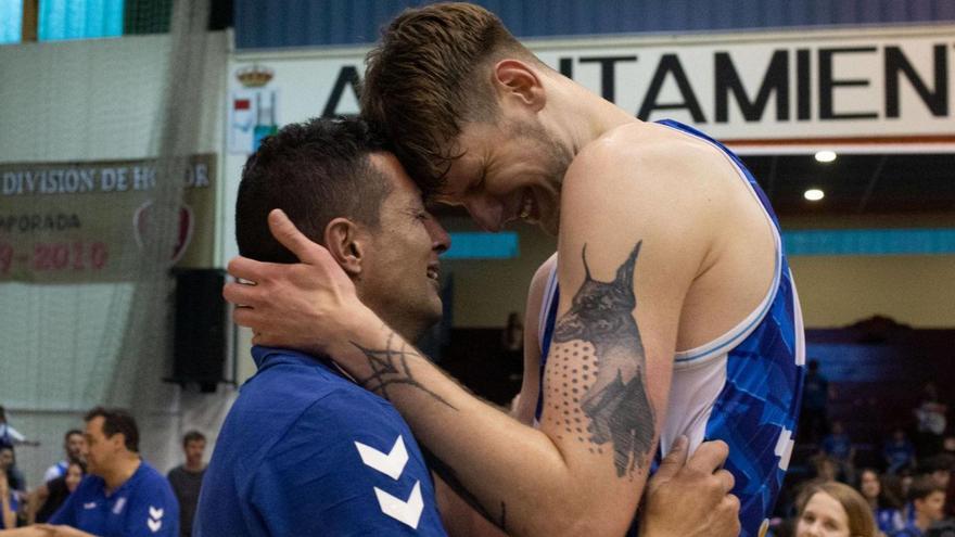 Emocionado abrazo entre Saulo Hernández y Jonas Pauksté tras ascender a Primera FEB