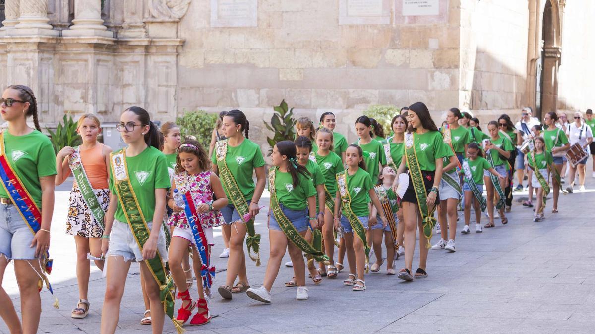 El pasacalles de la UFECE del pasado año recorrió distintas calles del centro de Elche para reivindicar la participación del Camp d'Elx en las Fiestas de Agosto