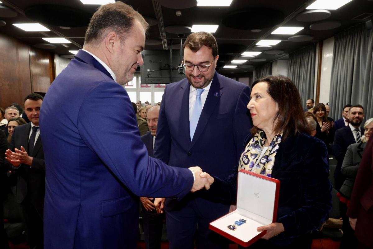 EN IMÁGENES: Margarita Robles recibe la Medalla de Oro de la Cámara de Comercio de Oviedo EN IMÁGENES: Margarita Robles recibe la Medalla de Oro de la Cámara de Comercio de Oviedo