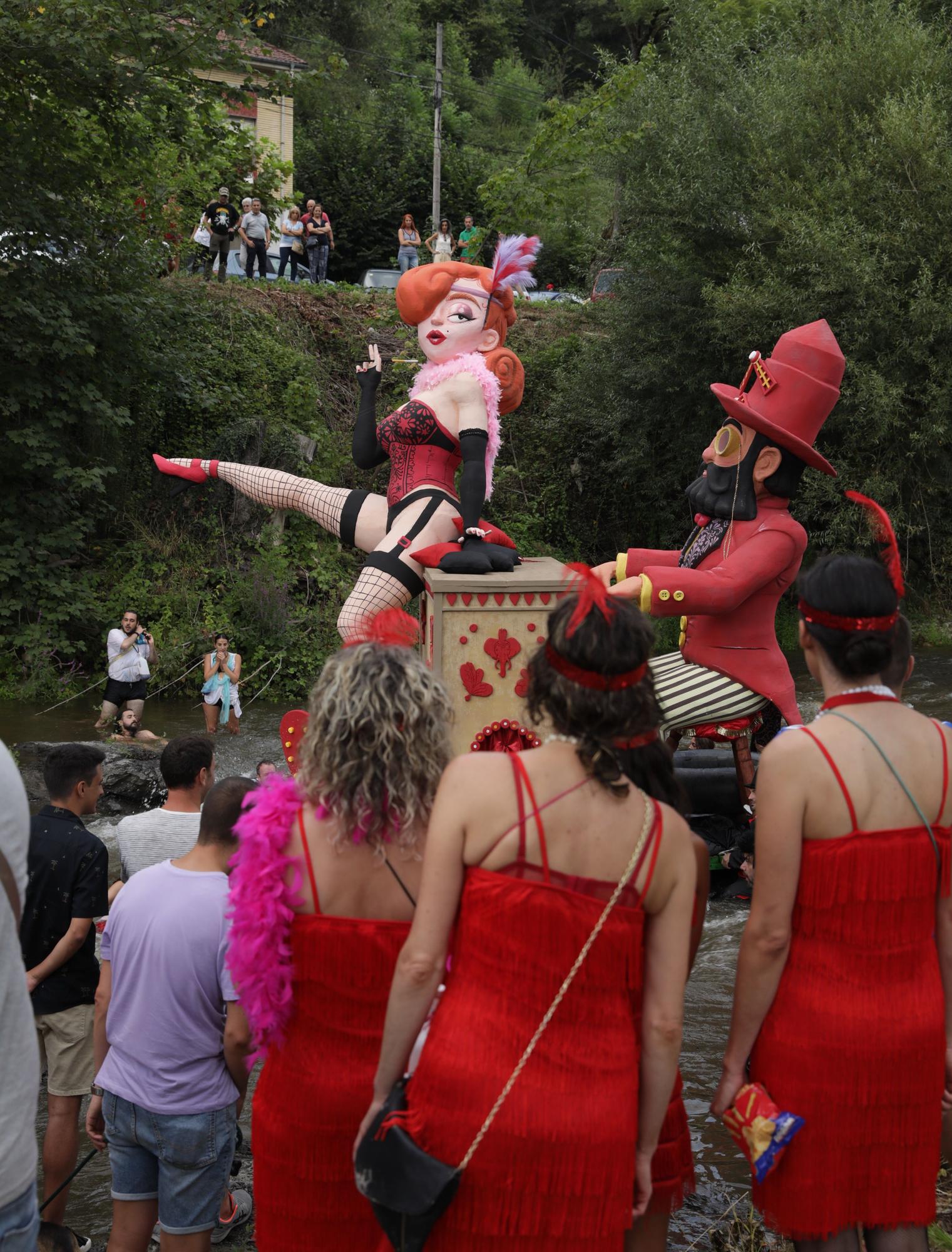 EN IMÁGENES: Cuarenta barcos y 6.000 "marineros" en un Descenso Folklórico del Nalón con mucho ritmo