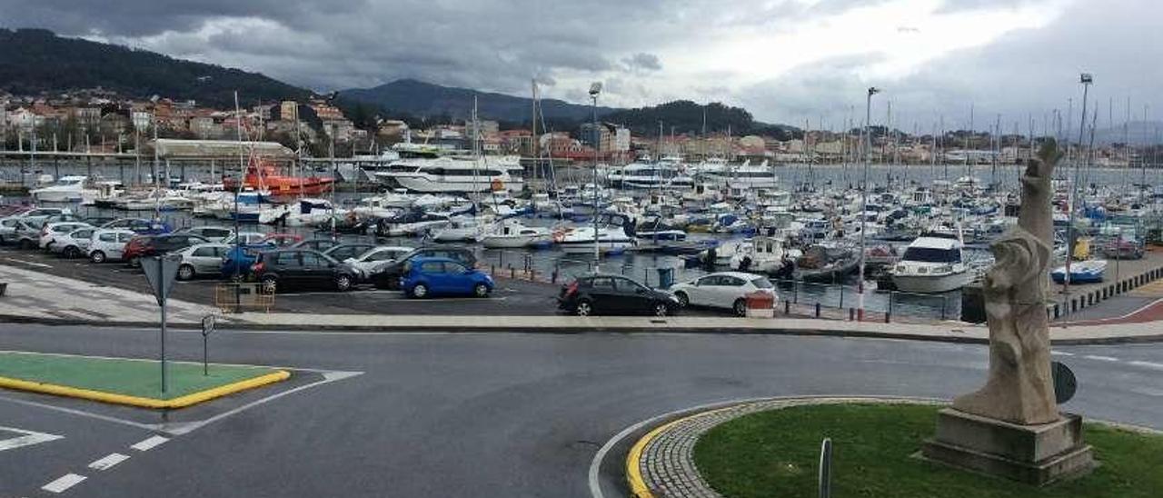 Vista del puerto de Cangas, donde está el estacionamiento. // Santos Álvarez