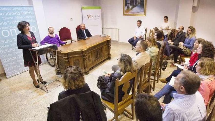 La alcaldesa Sandra González recibió ayer a los expertos. // FdV