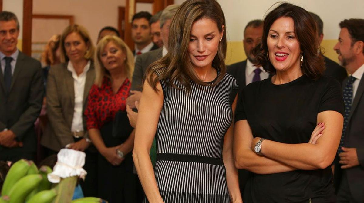 El look de Letizia Ortiz en Tenerife con vestido blanco y negro de Hugo Boss