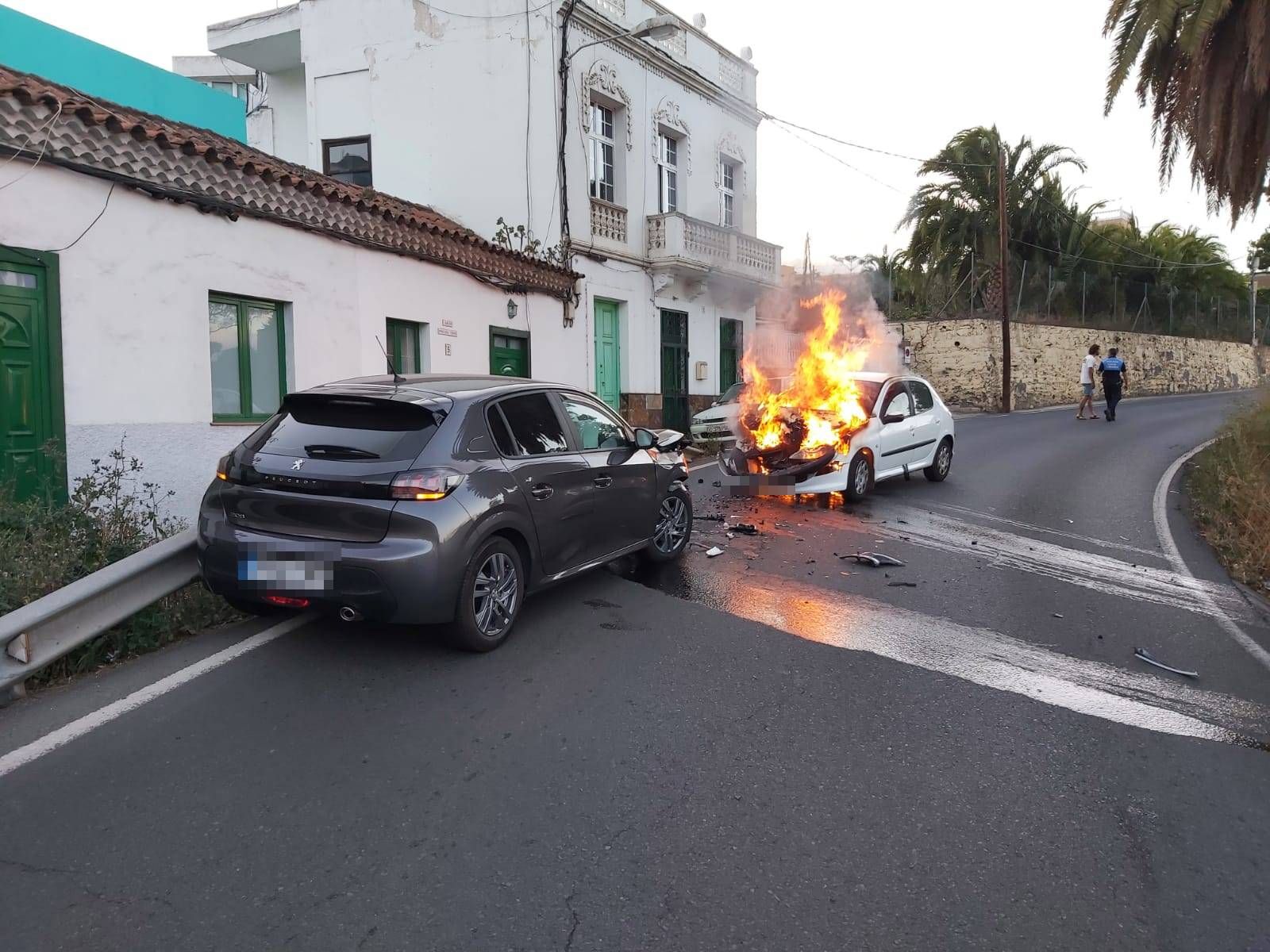 Dos coches chocan y uno se prende fuego en Santa Brígida