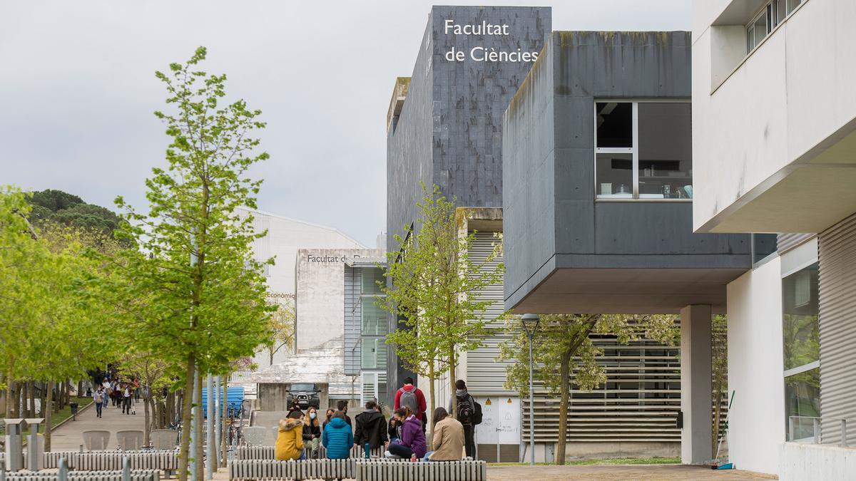 Un grup d&#039;estudiants davant de la Facultat de Ciències de la UdG