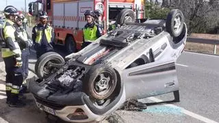 Los bomberos excarcelan a un conductor tras volcar con su coche en Ibiza