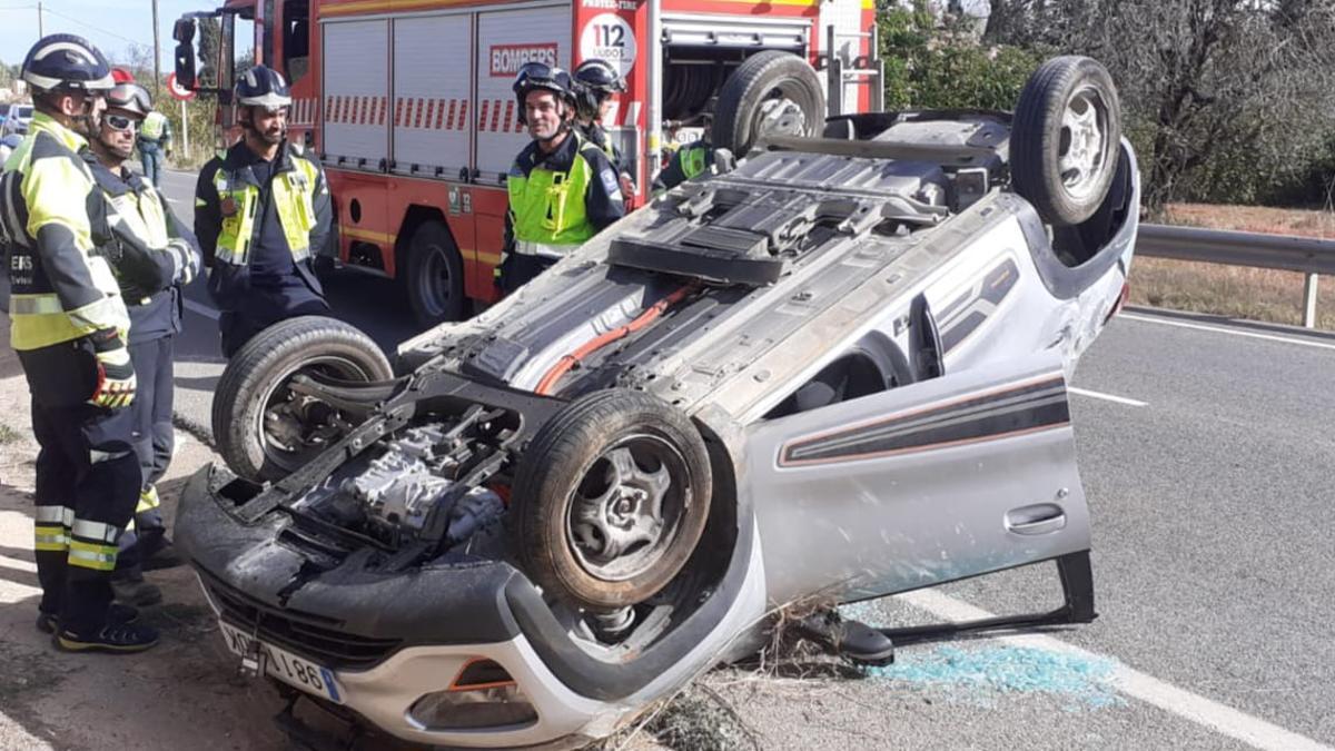 El vehículo que ha volcado en el kilómetro 8 de la carretera de Sant Joan