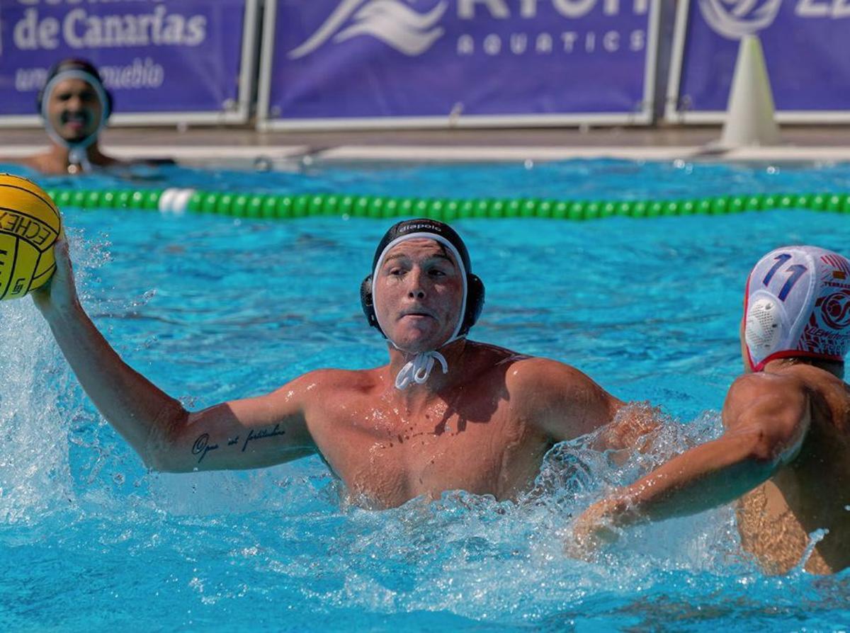 Luis Araya, con balón.