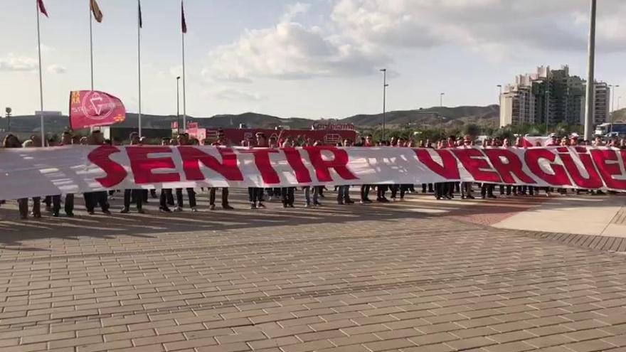 Aficionados del Real Murcia protestan a las puertas de Nueva Condomina