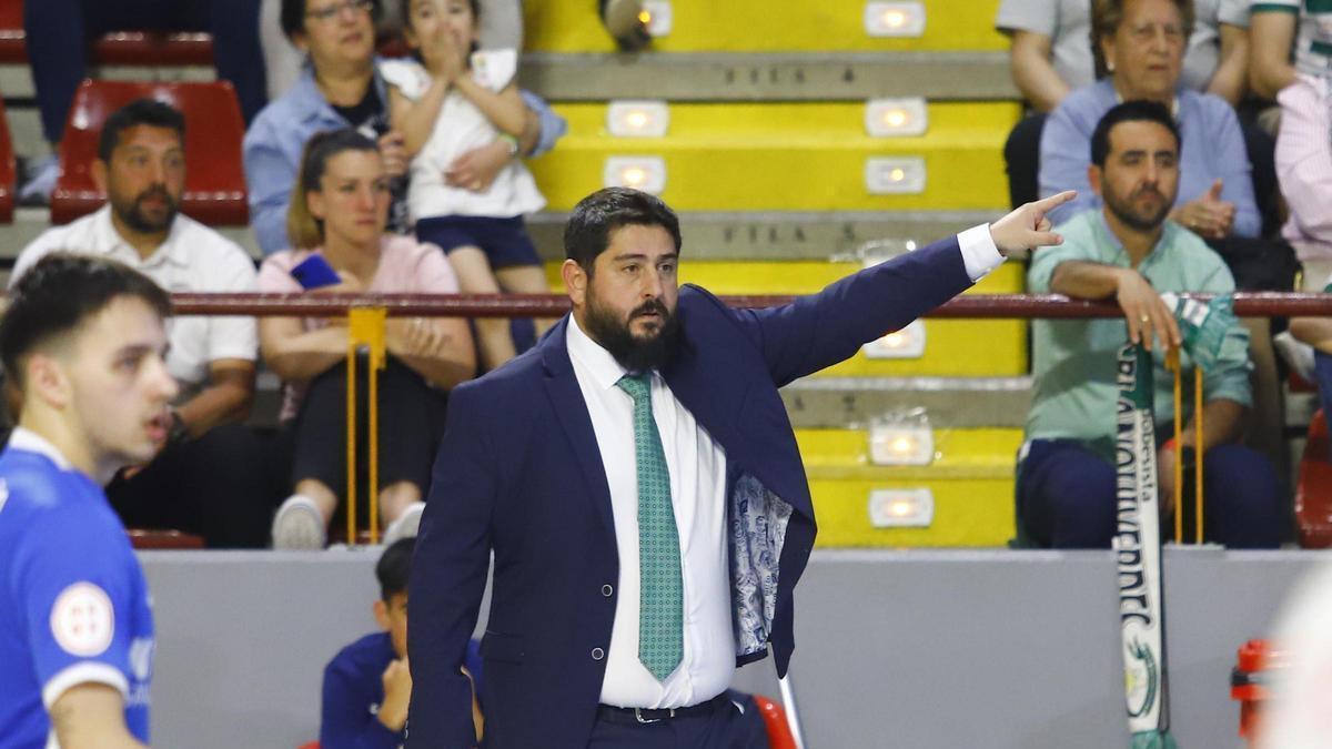 Josan González da instrucciones en su etapa como entrenador del Córdoba Futsal.