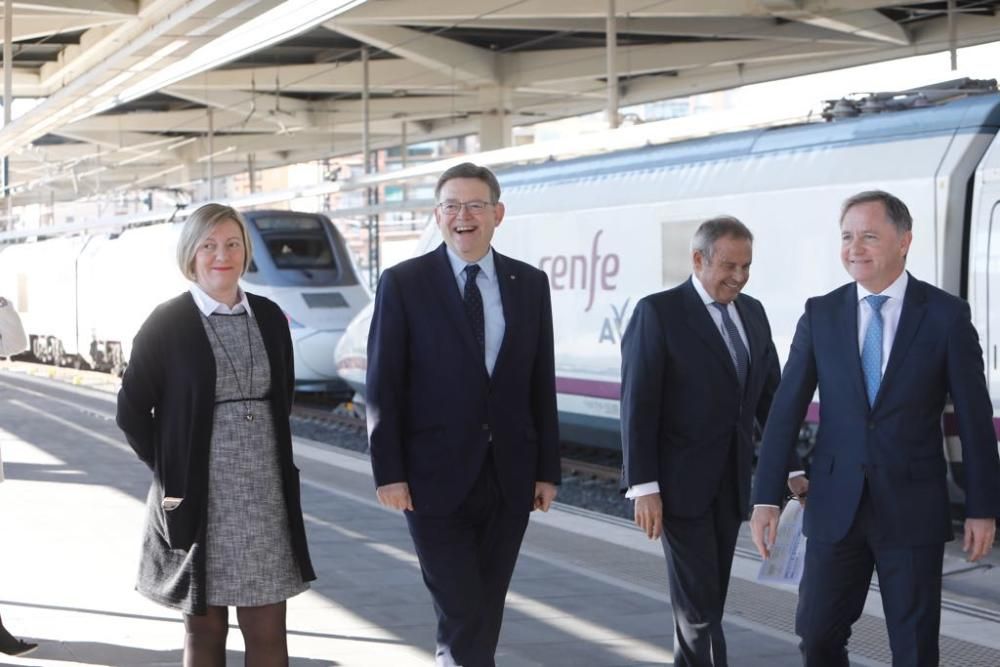 Instante de la llegada del nuevo AVE Madrid-Castelló a València.