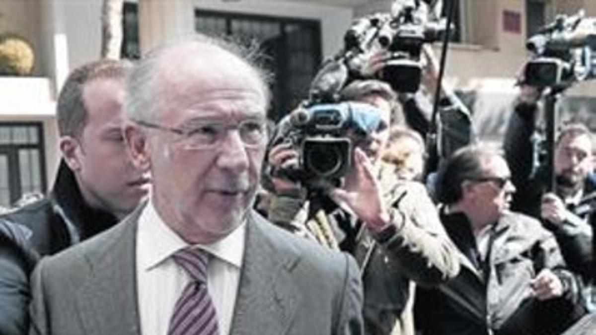 Rodrigo Rato sale de su casa, ayer, para dirigirse al despacho.