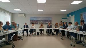 La consellera Paneque, junto a las alcaldesas Mireia González (Santa Coloma) y Filo Cañete (Sant Adrià) durante la reunión entre el Consorci del Besòs y la Coordinadora Veïnal del Baix Besòs