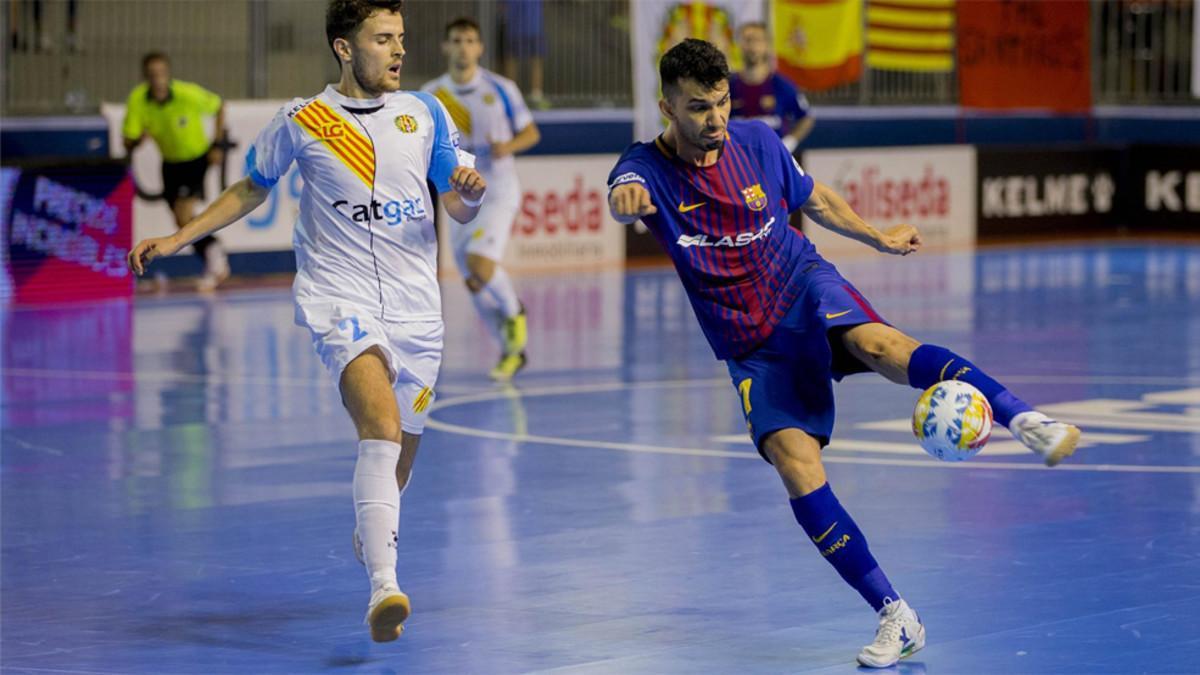 Esquerdinha (derecha) dio el triunfo al Barça Lassa frente al Catgas Santa Coloma en el último minuto