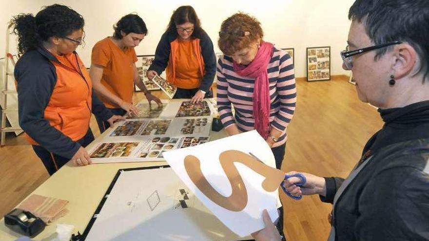 Trabajos de instalación de la exposición en la Casa de Cultura.