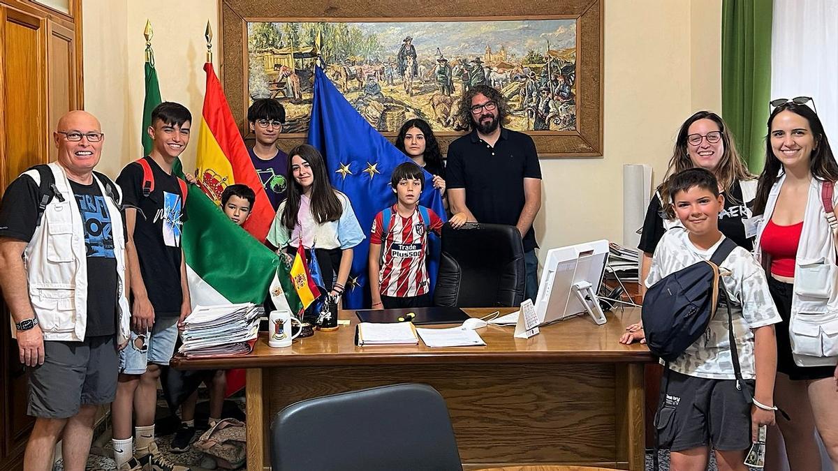 El presidente de FADEX y algunos monitores y coloniales en el despacho de la alcaldía