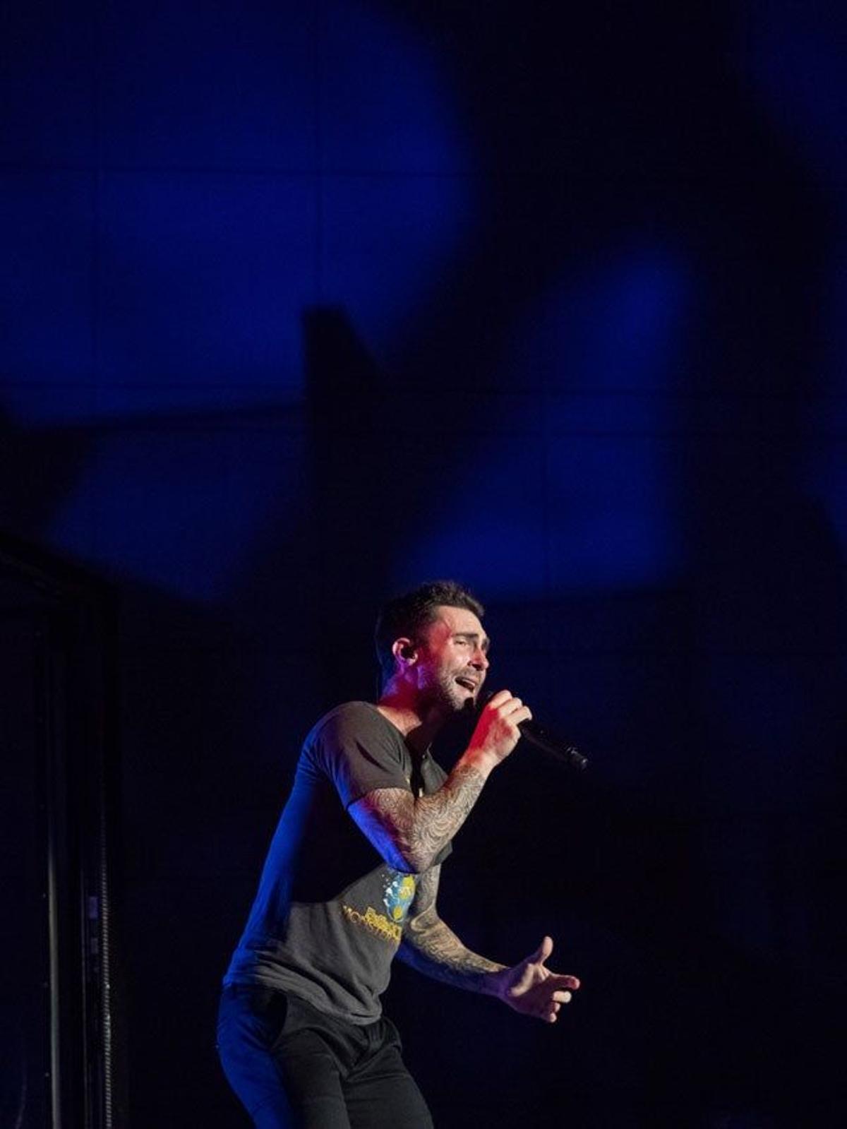 Adam Levine con el fondo azul sobre el escenario de Lisboa