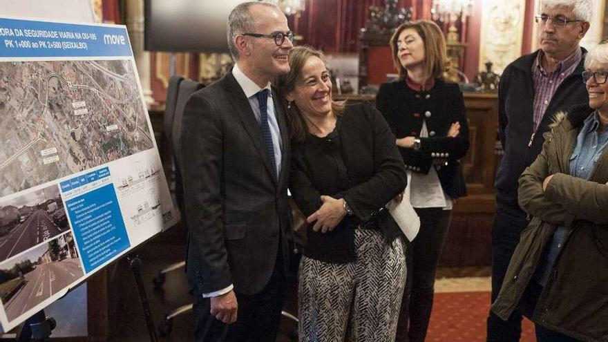 Alcalde y conselleira de Infraestructuras presentan el proyecto de la carretera de Seixalbo. // Brais Lorenzo