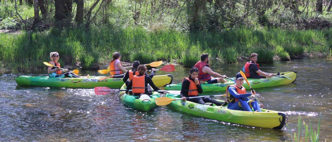 Los piragüistas durante el recorrido por un tramo del río Tera en la comarca de Sanabria. | Araceli Saavedra