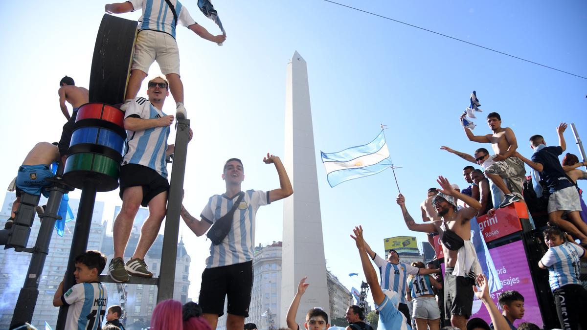Aficionados argentinos celebran el domingo en la plaza del Obelisco de Buenos Aires el triunfo de su selección en el Mundial.