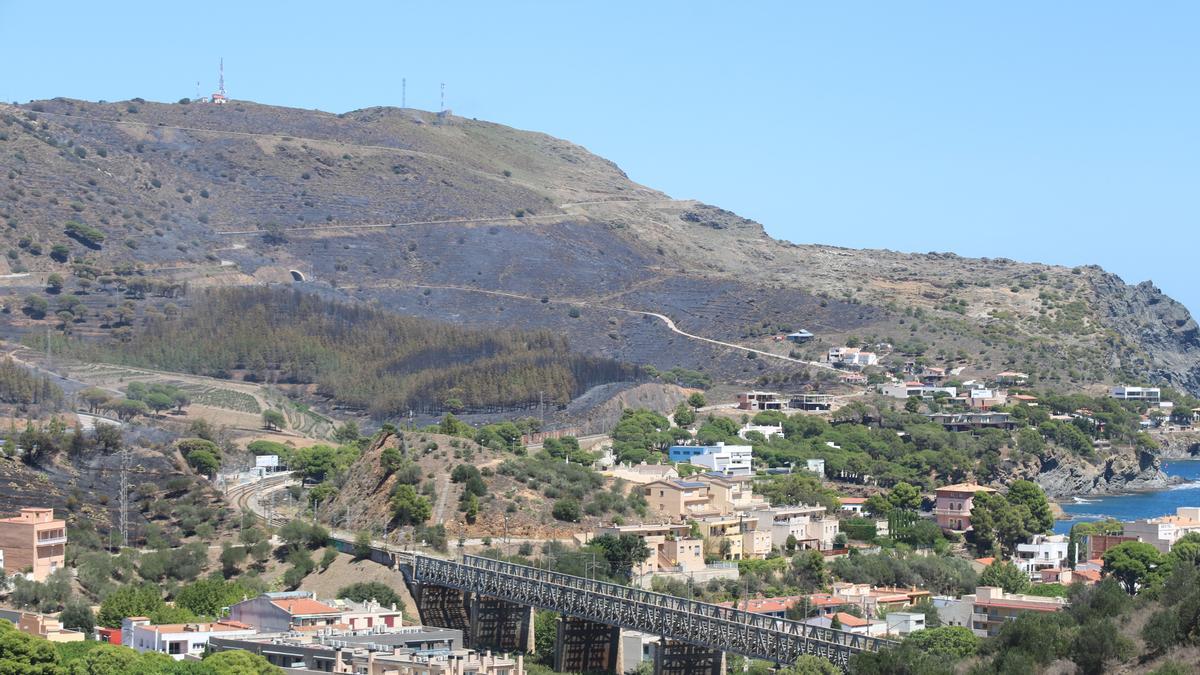 La imatge de Colera amb part de la muntanya cremada