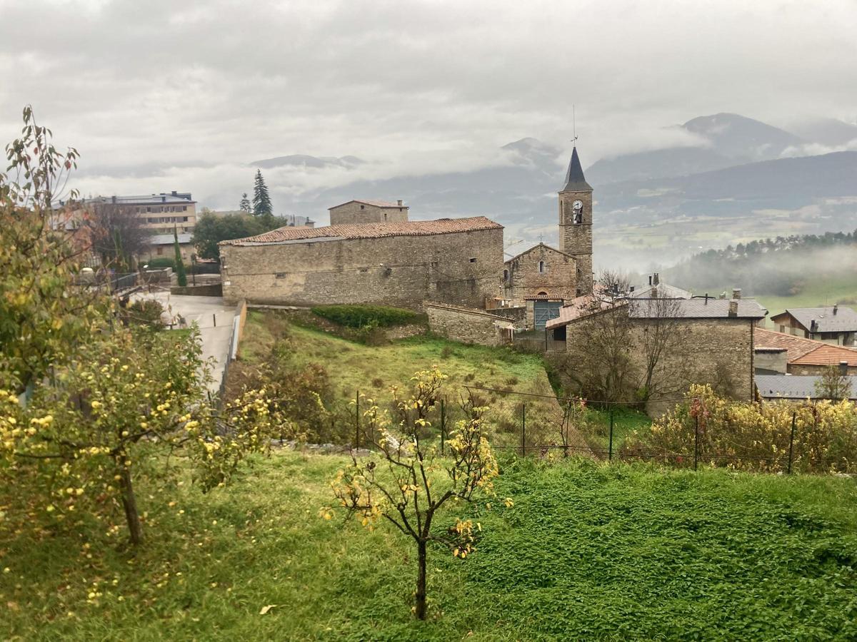 El nucli de Prullans, a la solana de la Cerdanya, davant del Cadí