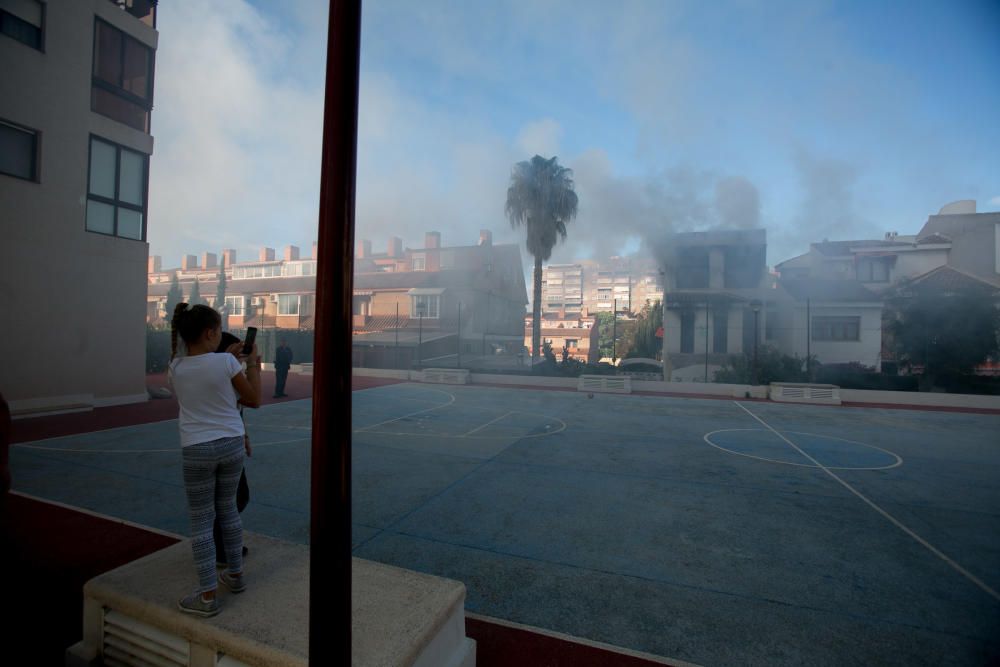 Incendio en un bungalow abandonado en urbanización Jardines de Las Huertas.