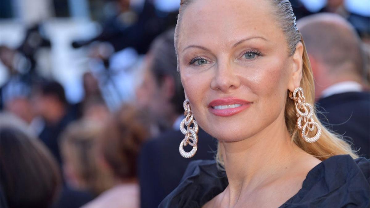 Pamela Anderson con cara rara en Cannes