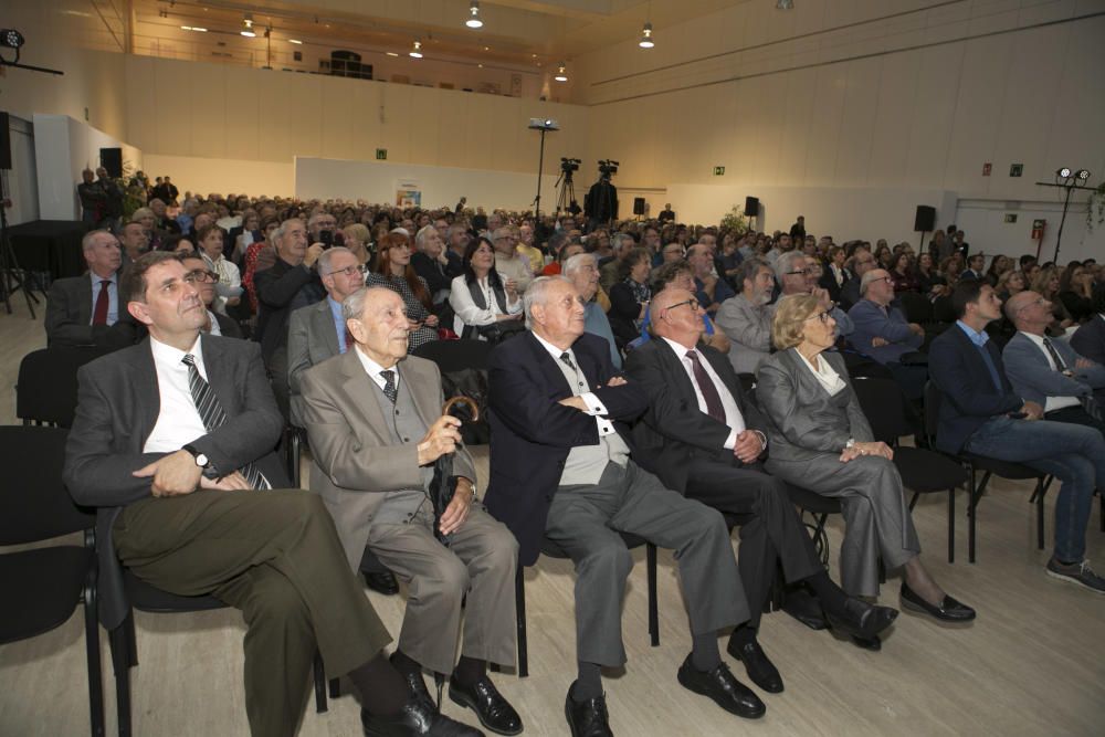 Decenas de profesores y alumnos del CEU, germen de la Universidad de Alicante, se reencuentran en un emotivo acto organizado en el campus.