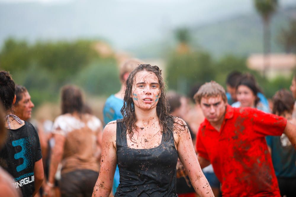 Angesichts des Regenwetters auf Mallorca wurde die traditionelle Traubenschlacht zur Weinernte am Samstag (16.9.) zur Schlammschlacht.