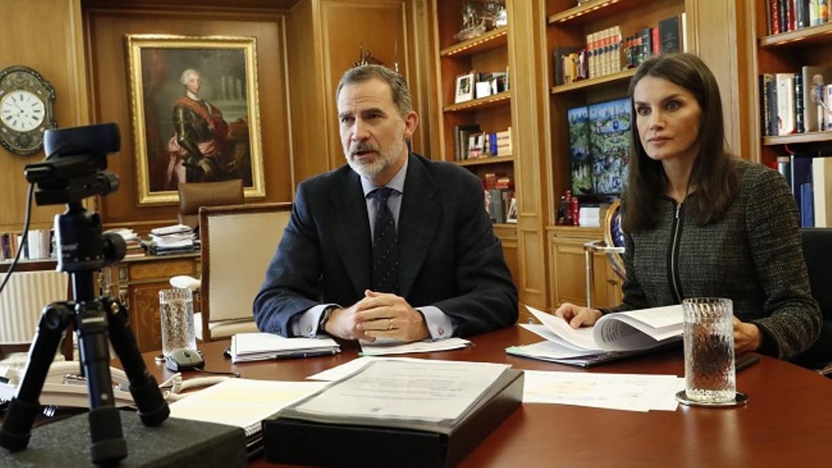 El rey Felipe y la reina Letizia en videoconferencia con responsables de la Red de Parques Nacionales