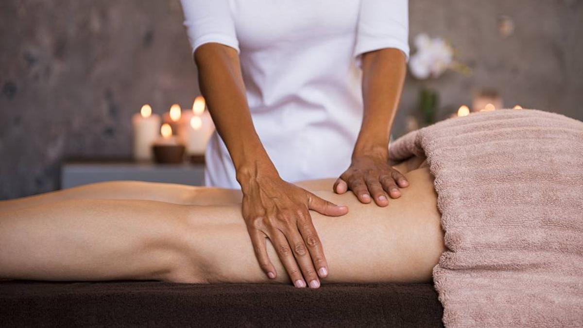 Mujer recibiendo un masaje