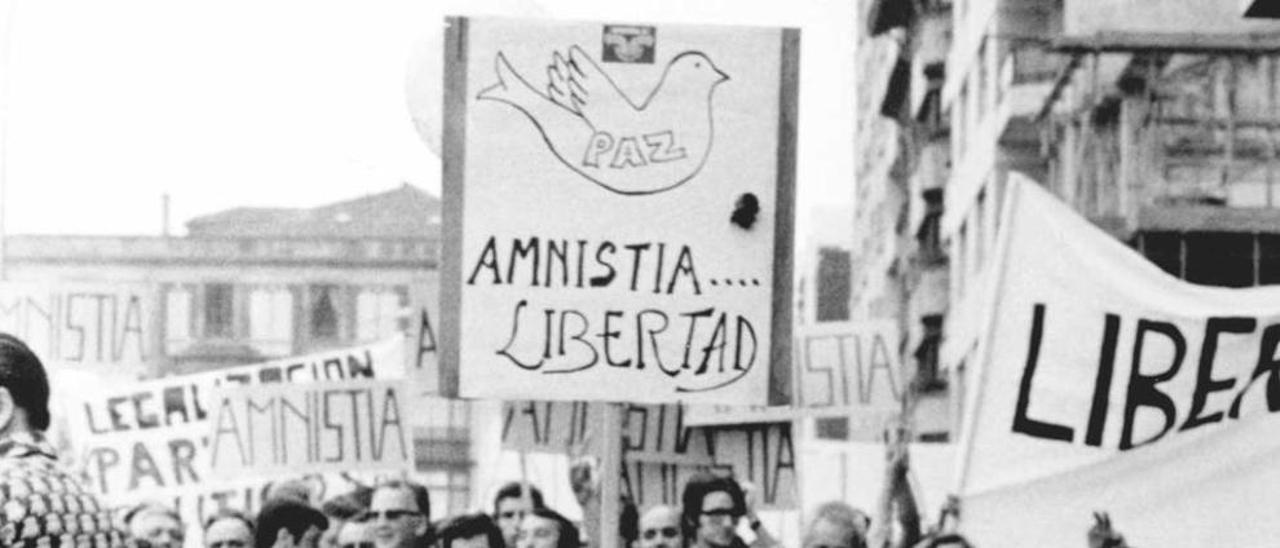 Una niña encabeza la protesta y, sobre estas líneas, la manifestación se abre paso por la calle Jovellanos.