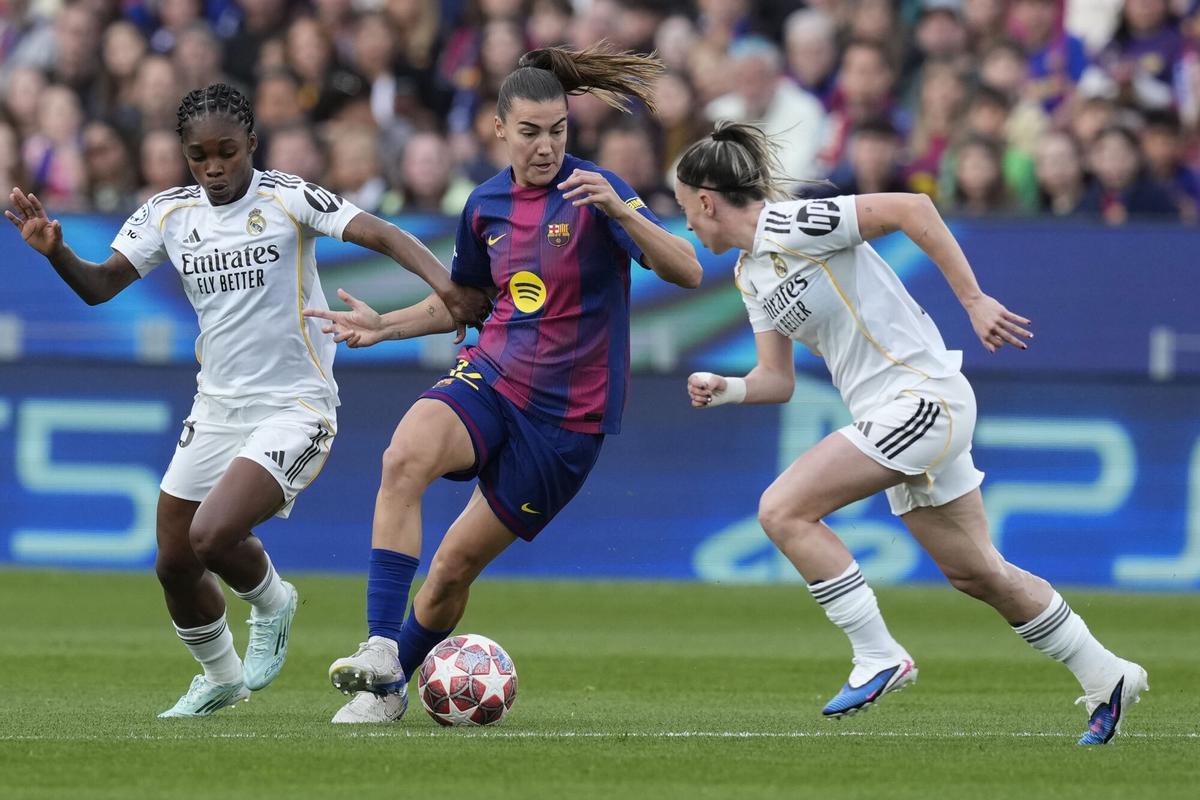 BARCELONA, 02/04/2026.- La centrocampista del Barcelona Patri (c) disputa un balón con la delantera del Real Madrid Linda Caicedo (i) este jueves durante el encuentro correspondiente a la vuelta de los cuartos de final de la Champions femenina, disputado entre el FC Barcelona y el Real Madrid en el Camp Nou de Barcelona. EFE/ Enric Fontcuberta