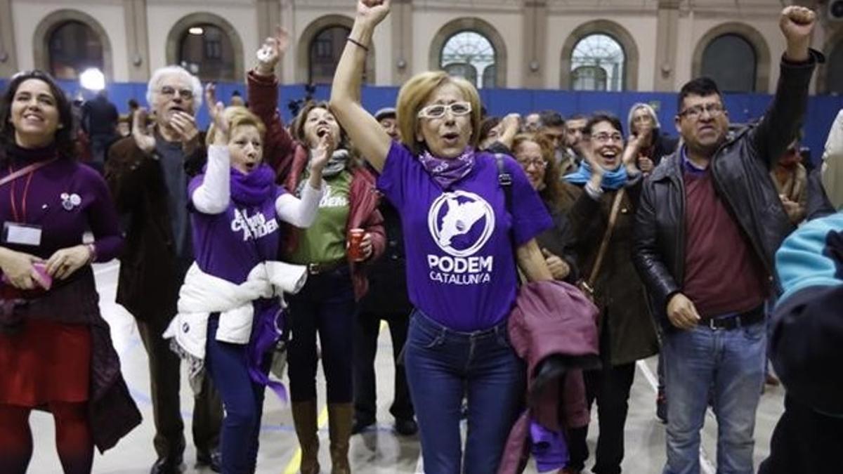 Los seguidores de En Comú Podem celebran la victoria en la Estació del Nord.