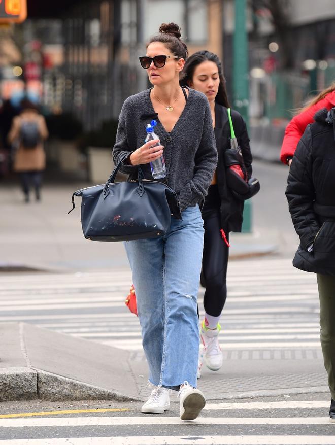 Katie Holmes con jeans, zapatillas blancas, cardigan y bolso grande