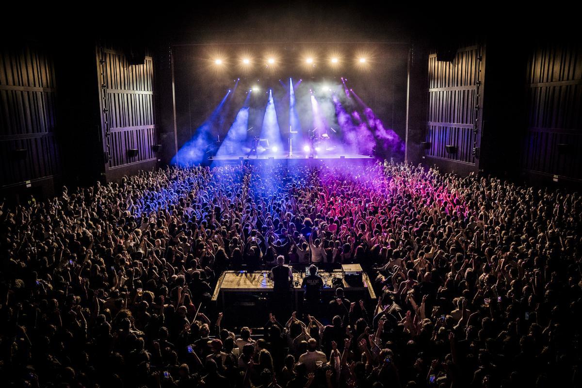 Siloé llena el Cartuja Center para el ciclo de Insólito