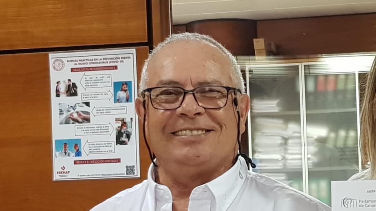 Una imagen de Blas Padrón, sonriente, tras registrar en el Parlamento la iniciativa legislativa popular.